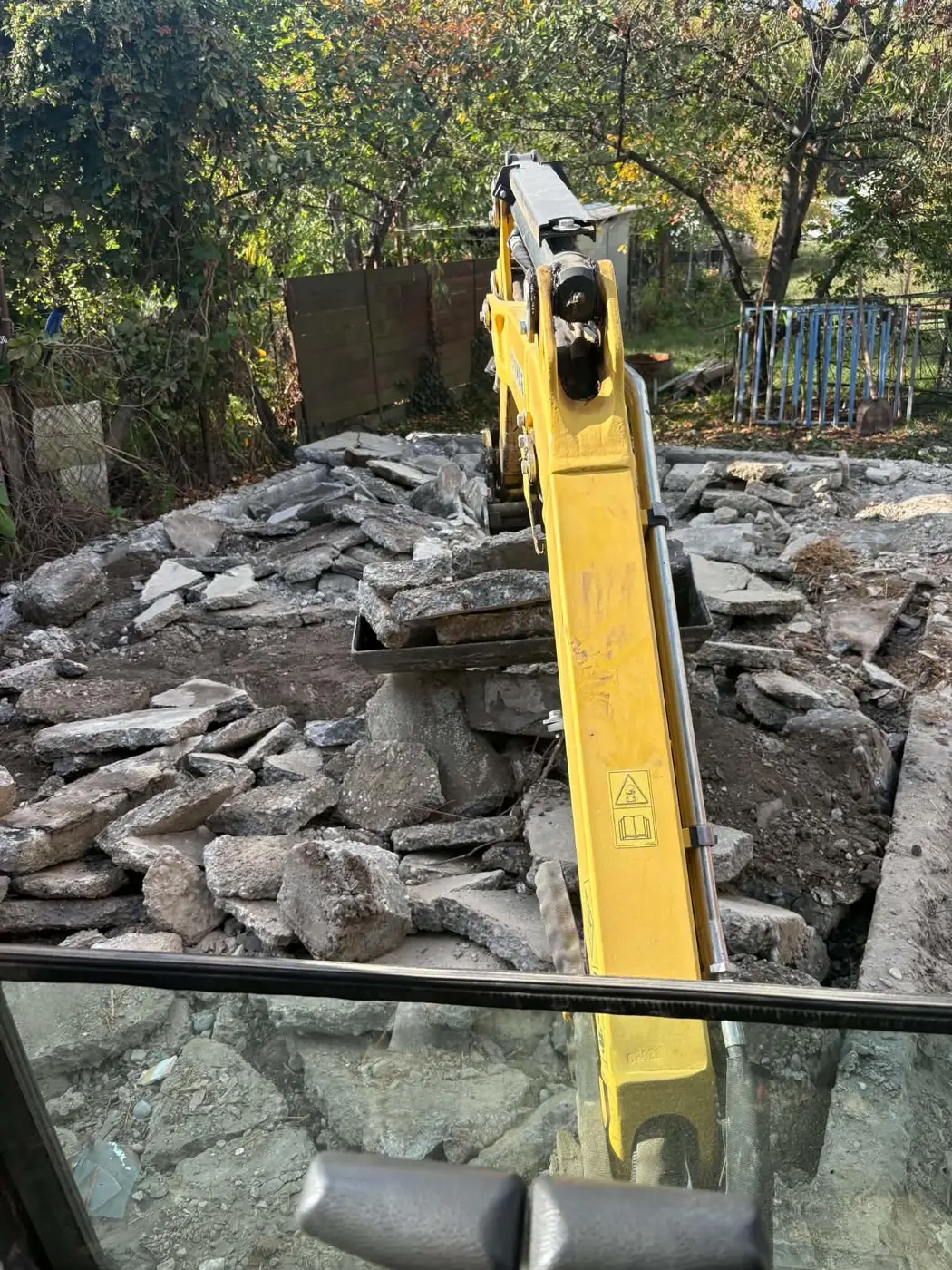 A feltört betonaljzat a fülkéből nézve