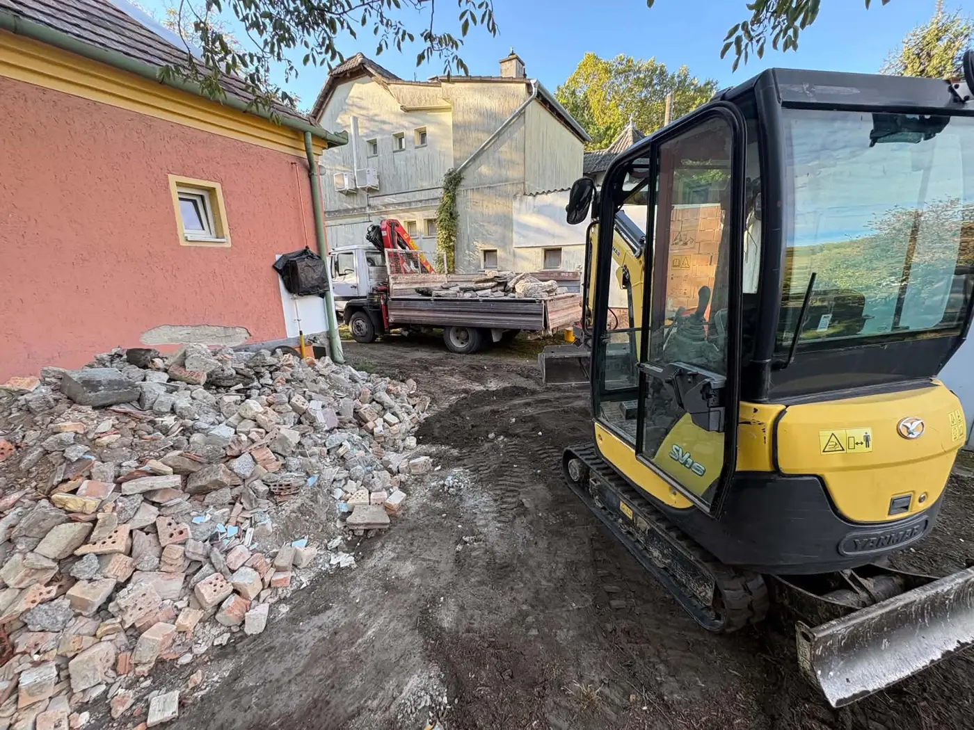 Sittkupac és darus teherautó rakodás közben